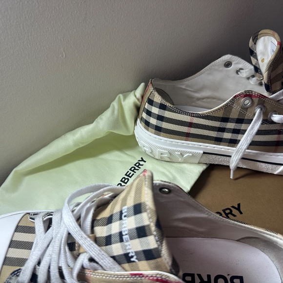 Burberry shoes - Picture 3 of 5